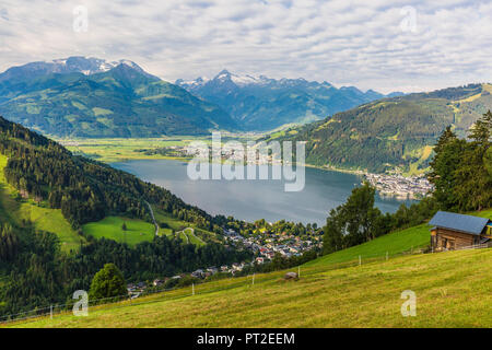 Österreich, Salzburger Land, Zell am See, Zell am See, Kitzsteinhorn im Hintergrund Stockfoto