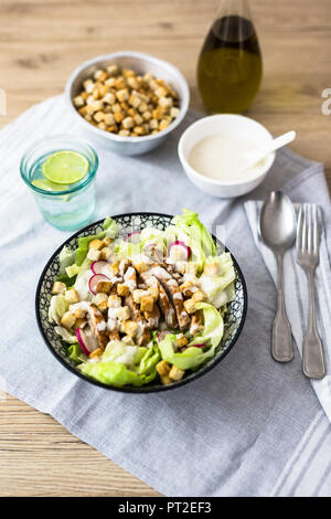 Schüssel mit Caesar Salat mit Fleisch und roten Rettich Stockfoto