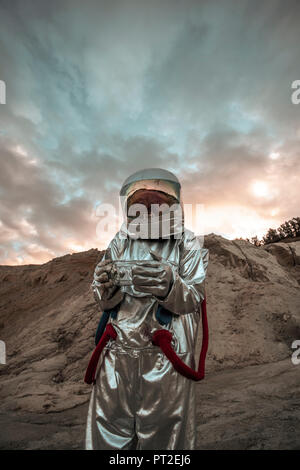 Spaceman namenlosen Planeten erkunden, holding Analyzer Stockfoto