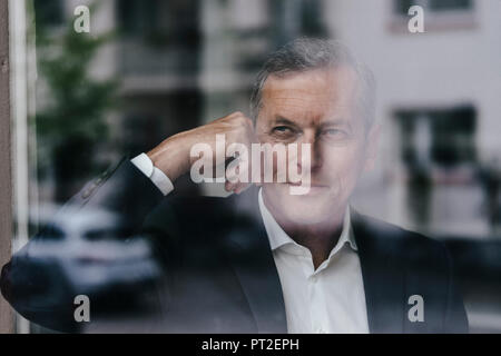 Geschäftsmann aus Fenster Stockfoto