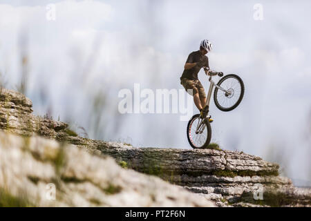 Akrobatische Biker auf Trial Bike Stockfoto