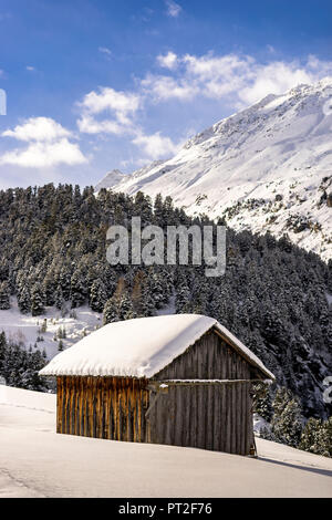 Europa, Österreich, Tirol, Ötztal, Obergurgl, Holzhütte, in der winterlichen Bergwelt Stockfoto