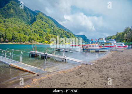 PUERTO VARAS, CHILE, September, 23, 2018: Im freien Blick auf die Boote am Ufer des Lago Todos Los Santos, Region in Chile Stockfoto