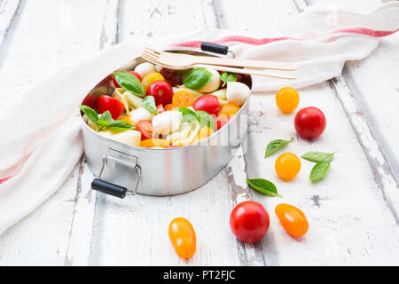 Tortellini Salat mit Tomaten, Mozzarella und Basilikum in Lunch Box Stockfoto