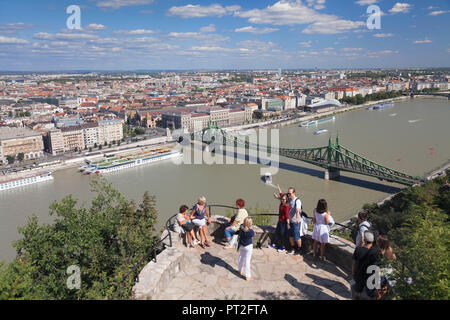 Blick vom Gellertberg über die Freiheitsbrücke und Donau nach Pest, Budapest, Ungarn Stockfoto