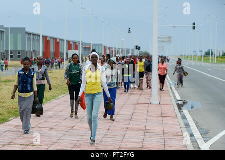 Äthiopien, südlichen Nationen, Hawassa oder Awasa, Hawassa Industrial Park, Chinesisch - für die äthiopische Regierung ausländische Investoren mit niedrigen Mieten und Steuerfrei eine Textilindustrie zu etablieren und Tausende neue Arbeitsplätze schaffen zu gewinnen, kommen Frauen zu arbeiten Stockfoto
