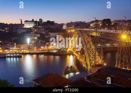 Ponte Dom Luis I. Brücke über den Fluss Douro, Ribeira Altstadt, UNESCO-Weltkulturerbe, Bischofspalast, Porto, Portugal Stockfoto