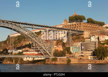 Blick über den Douro nach Serra Pilar Kloster und Ponte Dom Luis I. Brücke, Weltkulturerbe der UNESCO, Porto, Portugal Stockfoto