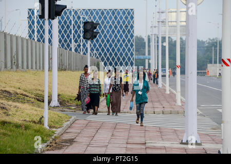 Äthiopien, südlichen Nationen, Hawassa oder Awasa, Hawassa Industrial Park, Chinesisch - für die äthiopische Regierung ausländische Investoren mit niedrigen Mieten und Steuerfrei eine Textilindustrie zu etablieren und Tausende neue Arbeitsplätze schaffen zu gewinnen, kommen Frauen zu arbeiten Stockfoto