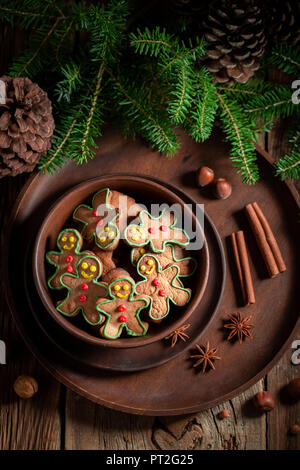 Traditionell Cookies in der Form des Menschen mit Pinecone Stockfoto