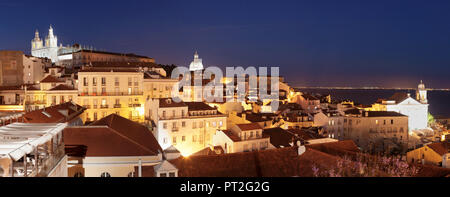 Blick vom Miradouro de Santa Luzia Aussichtspunkt auf Alfama mit Sao Vicente de Fora Kloster und nationalen Pantheon, Lissabon, Portugal Stockfoto