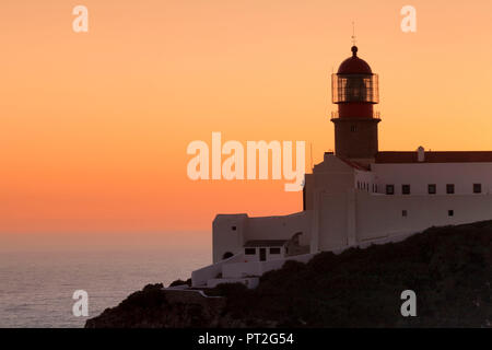 Leuchtturm am Cabo de Sao Vicente bei Sonnenuntergang, Sagres, Algarve, Portugal Stockfoto