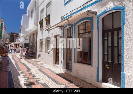 Gasse in der Altstadt mit Shops, Lagos, Algarve, Portugal Stockfoto