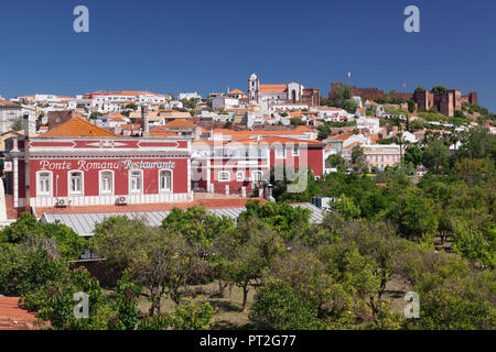 Blick über die Altstadt mit der Kathedrale und dem Schloss, Silves, Algarve, Portugal Stockfoto