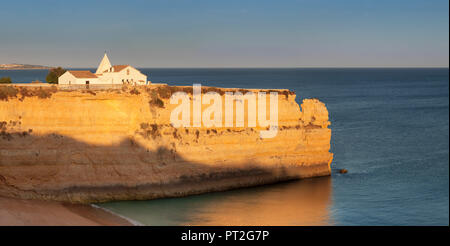 Nossa Senhora da Rocha Kapelle, felsige Küste, Armacao de Pera, Algarve, Portugal Stockfoto