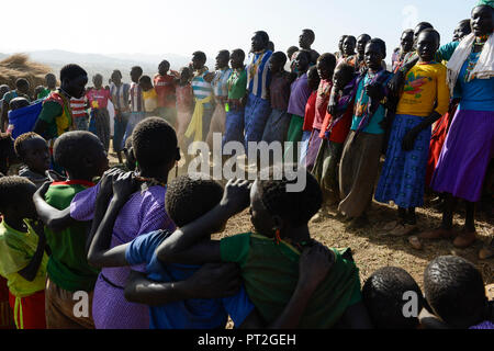 Äthiopien Provinz Benishangul-Gumuz, Stadt, Aussprache, Gumuz Dorf Banush, Gumuz Frauen haben einen traditionellen Tanz/AETHIOPIEN, Benishangul-Gumuz, Stadt Debatte, Gumuz Dorf Banush, Gumuz Frauen tanzen Stockfoto