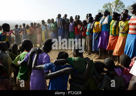 Äthiopien Provinz Benishangul-Gumuz, Stadt, Aussprache, Gumuz Dorf Banush, Gumuz Frauen haben einen traditionellen Tanz/AETHIOPIEN, Benishangul-Gumuz, Stadt Debatte, Gumuz Dorf Banush, Gumuz Frauen tanzen Stockfoto