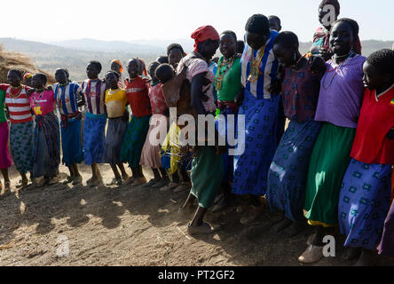 Äthiopien Provinz Benishangul-Gumuz, Stadt, Aussprache, Gumuz Dorf Banush, Gumuz Frauen haben einen traditionellen Tanz/AETHIOPIEN, Benishangul-Gumuz, Stadt Debatte, Gumuz Dorf Banush, Gumuz Frauen tanzen Stockfoto