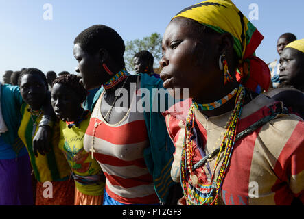 Äthiopien Provinz Benishangul-Gumuz, Stadt, Aussprache, Gumuz Dorf Banush, Gumuz Frauen führen Tanz/AETHIOPIEN, Benishangul-Gumuz, Stadt Debatte, Gumuz Dorf Banush, Gumuz Frauen tanzen Stockfoto