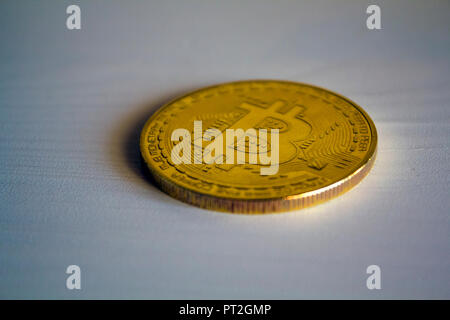 Golden bitcoin auf einem weißen Holztisch. Virtuelles Geld, digitale Währung.. Stockfoto