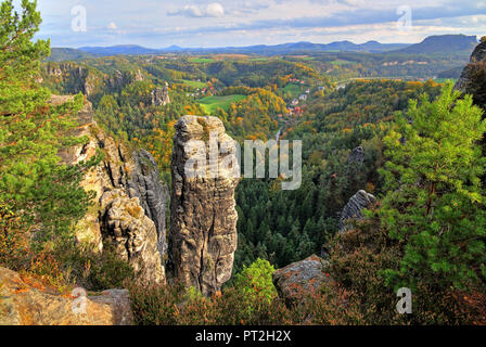 Rock Landschaft an der Bastei mit Rock Tower, Kurort Rathen, Elbsandsteingebirge, Sächsische Schweiz, Sachsen, Deutschland Stockfoto