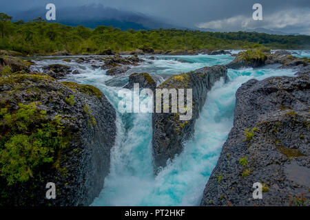 Schöne Wasserfälle Saltos de Petrohue, Chile Stockfoto