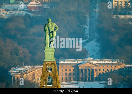 Herkules mit der Hercules Statue auf der Spitze einer Pyramide, Schloss Giant's, Schloss Wilhelmshöhe im Bergpark Wilhelmshöhe in Kassel, Hessen, Deutschland Stockfoto