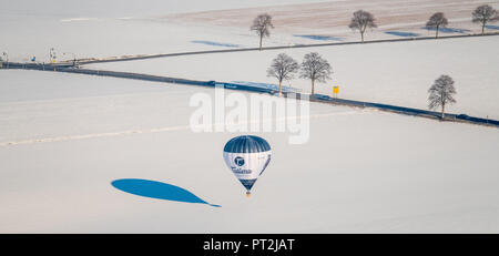 Hot Air Balloon Tutima D-OTGL während der Landung auf einem Schnee, Winter Wetter, Sauerland Stockfoto