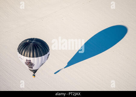 Hot Air Balloon Tutima D-OTGL während der Landung auf einem Schnee, Winter Wetter, Sauerland Stockfoto