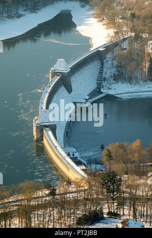 Staumauer Möhnesee im Abendlicht, Winterwetter, Ebbe am Möhnesee, Sauerland Stockfoto