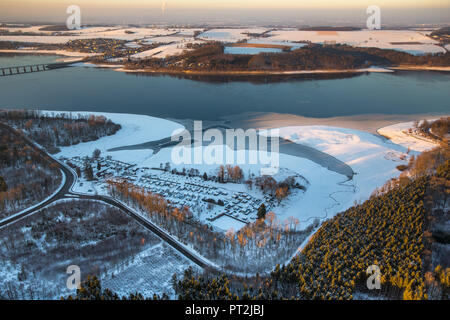 Eisschicht auf dem South Bank Sailing Club Möhnesee Süd, Eis auf dem Möhnesee, Winter Wetter, Ebbe, Sauerland Stockfoto