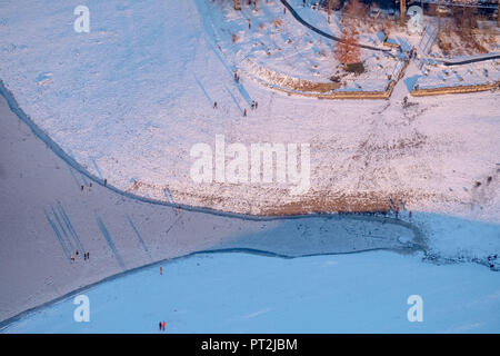 Eisschicht auf dem South Bank Sailing Club Möhnesee Süd, Eis auf dem Möhnesee, Winter Wetter, Ebbe, Sauerland Stockfoto