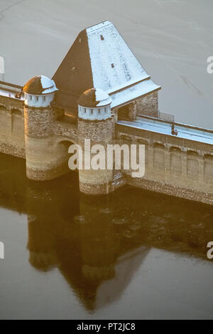 Staumauer Möhnesee im Abendlicht, Winterwetter, Ebbe am Möhnesee, Sauerland Stockfoto