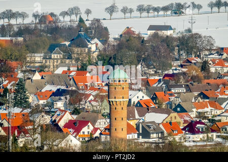 Übersicht Rüthen im Schnee mit Wasserturm und St. John's Church, Rüthen, Sauerland, Nordrhein-Westfalen, Deutschland Stockfoto