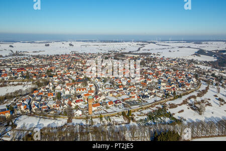 Übersicht Rüthen im Schnee mit Wasserturm und St. John's Church, Rüthen, Sauerland, Nordrhein-Westfalen, Deutschland Stockfoto