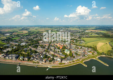 Der Stadt Rees mit Pfarrkirche St. Maria Himmelfahrt, Rheinpromenade, Rhein, Rees, Niederrhein, Rhein, Nordrhein-Westfalen, Deutschland Stockfoto