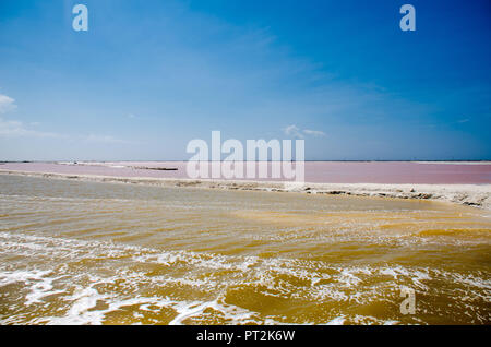 Verschiedene Farben des Wassers von Las Coloradas, Mexiko Stockfoto