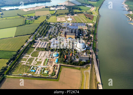 Wunderland Kalkar, Vergnügungspark, ehemaligen Kernkraftwerk Kalkar an Rhein, lackiert Kühlturm, Kalkar an Rhein, Kalkar, Niederrhein, Rhein, Nordrhein-Westfalen, Deutschland Stockfoto