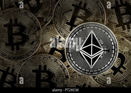 Symbolische Bild cryptocurrency digitale Währung, Silber münze des Astraleums unter goldenen physische Münzen Bitcoin Stockfoto