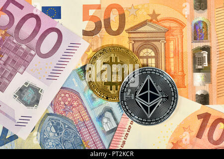 Symbolische Bild des digitalen Währung, golden physischen Münze Bitcoin und Silber physischen Münze des Astraleums auf Euro-banknoten Stockfoto