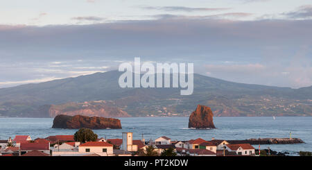 Morgen Blick von Madalena auf Pico über das Wasser auf die benachbarte Insel Faial Stockfoto