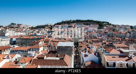 Blick vom Elevador de Santa Justa, Castelo de Sao Jorge, über die Dächer der Stadt Stockfoto