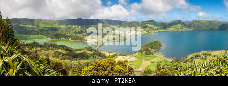 Die Seen von Sete Cidades in vulkanischen Krater, Twin Lake Blau und Grün, zentrale Brücke Stockfoto