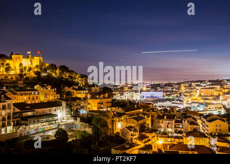 Nacht über Lissabon, Sao Jorge Festung und erleuchtete Zentrum, Blick vom Miradouro Da Graca Stockfoto