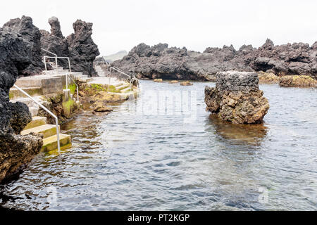 Meerwasser Swimmingpool in vulkanischen Felsen Pools in Biscoitos Stockfoto