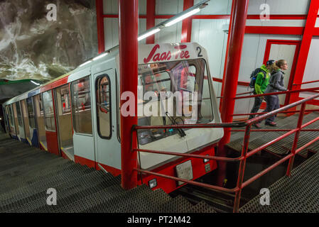 Schweiz, Wallis, Verbier, Hochebene, Saastal, Saas-Fee, Feegletscher, Metro Alpin, den höchsten in der Welt mit der U-Bahn Endhaltestelle 3456 m, Menschen aus sind die Metro Alpin Stockfoto