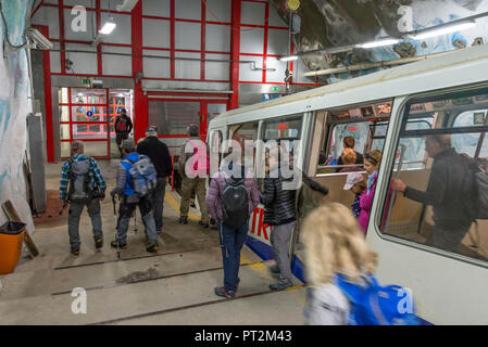 Schweiz, Wallis, Verbier, Hochebene, Saastal, Saas-Fee, Feegletscher, Metro Alpin, höchste U-Bahn der Welt mit Terminus auf 3456 m, Menschen, die von der Metro Alpin Stockfoto