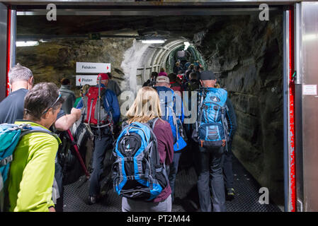 Schweiz, Wallis, Verbier, Hochebene, Saastal, Saas-Fee, Feegletscher, Metro Alpin, höchste U-Bahn der Welt mit Terminus auf 3456 m, Menschen, die von der Metro Alpin Stockfoto