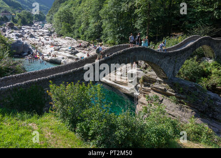 Alte steinerne Brücke Ponte dei Salti über den Fluss Verzasca bei Lavertezzo, Valle Verzasca, Tessin, Schweiz Stockfoto