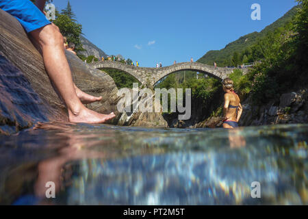 Baden am Fluss Verzasca vor der Ponte dei Salti, Lavertezzo, Valle Verzasca, Tessin, Schweiz Stockfoto